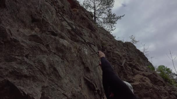 在一个阳光灿烂的秋日里 中年男人爬上岩石 通过Ferrata Klettersteig — 图库视频影像