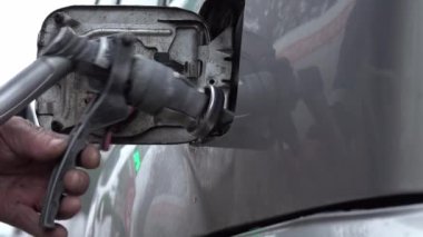 Benzin istasyonundaki modern SUV 'nin LPG' si.