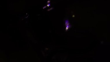 Gece atmosferinde kırmızı ve mavi ışıklı polis arabası. Döngü dizisi.