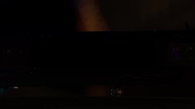 Gece atmosferinde kırmızı ve mavi ışıklı polis arabası. Döngü dizisi.