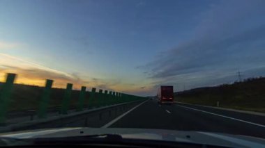 Gün batımında otoyolda sür. Zaman Uygulaması