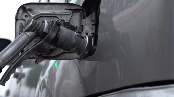 Gáz Feltöltése Modern Suv Autó Egy Benzinkúton — Stock videók