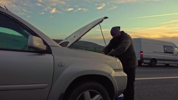 Middelbare Leeftijd Man Probeert Repareren Autopech Motorstoring Wachten Sleepdienst Voor — Stockvideo