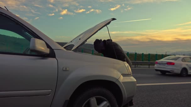 Middelbare Leeftijd Man Probeert Repareren Autopech Motorstoring Wachten Sleepdienst Voor — Stockvideo