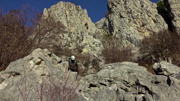 青い空と秋の晴れた日に山の頂上に急斜面の地形をハイキング — ストック動画