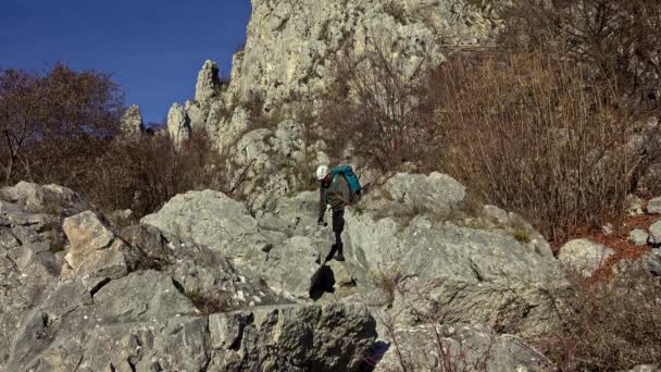 Hiking Steep Scree Terrain Summit Mountain Autumn Sunny Day Blue — Stock Video