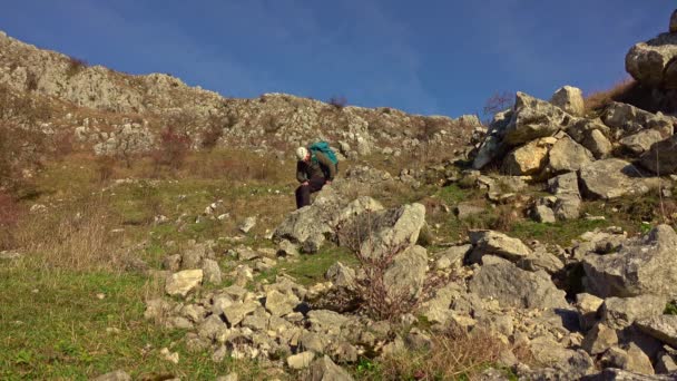 Один Поранений Пішохід Скелястій Гірській Місцевості Звисає Підніжжя Гори — стокове відео
