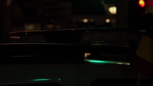 夜の雰囲気の中でルーマニア国旗ライトバー付きの赤と青の点滅警察車 ループシーケンス — ストック動画