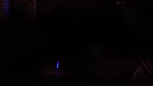 Rotes Und Blaues Blinkendes Polizeiauto Der Nächtlichen Atmosphäre Schießen Aus — Stockvideo