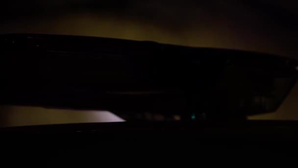 夜の雰囲気の中で赤と青の点滅警察車のライトバー ループシーケンス — ストック動画
