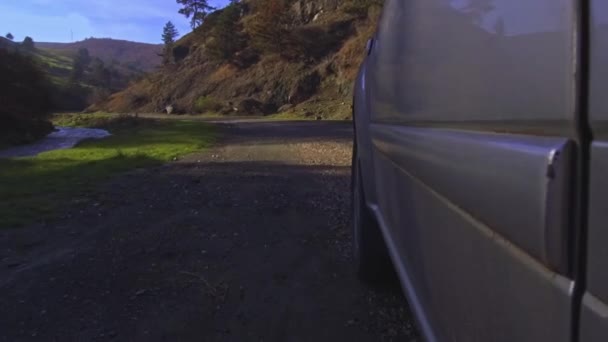 森の中をオフロード車を運転 車外からの眺め — ストック動画