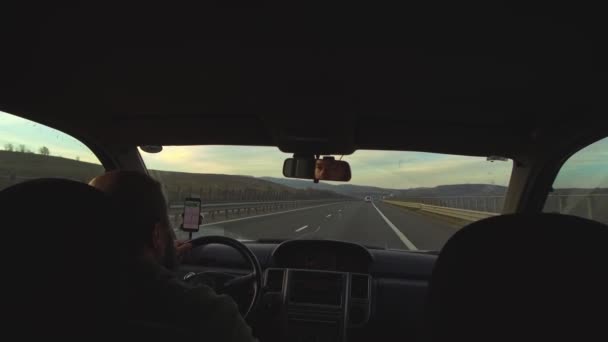 Homem Irritado Dirigindo Veículo Estrada Vista Dentro Carro — Vídeo de Stock