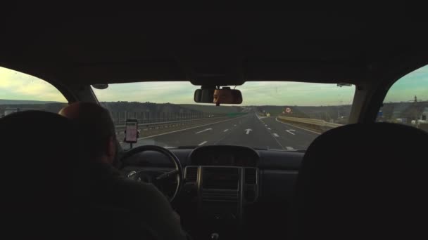 Egy Férfi Vezet Autópályán Naplementekor Kilátás Kocsiból — Stock videók