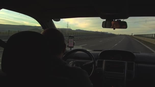 Człowiek Jadący Autostradą Zachodzie Słońca Widok Wnętrza Samochodu — Wideo stockowe