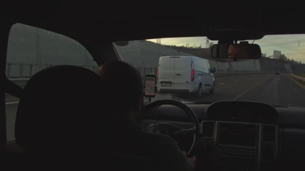Hombre Conduciendo Por Autopista Atardecer Escuchando Música Rock Vista Desde — Vídeo de stock
