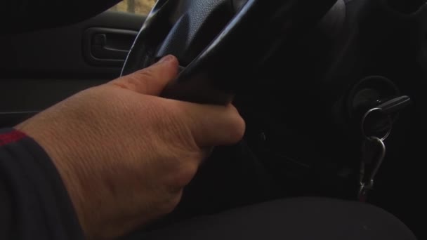 Homem Dirigindo Offroad Carro Através Floresta Concentre Volante Nas Pernas — Vídeo de Stock