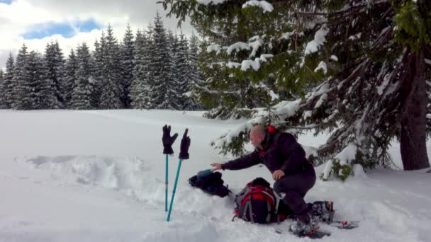 冬のハイキングのために準備する男 冬の天気 — ストック動画