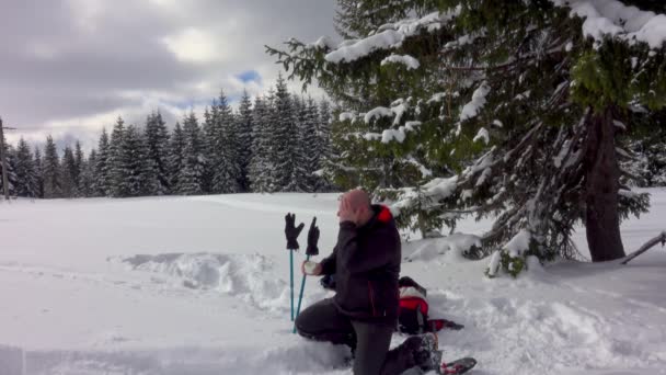 Hiker Pone Crema Protección Cara Antes Caminata Invierno Preparación Para — Vídeos de Stock