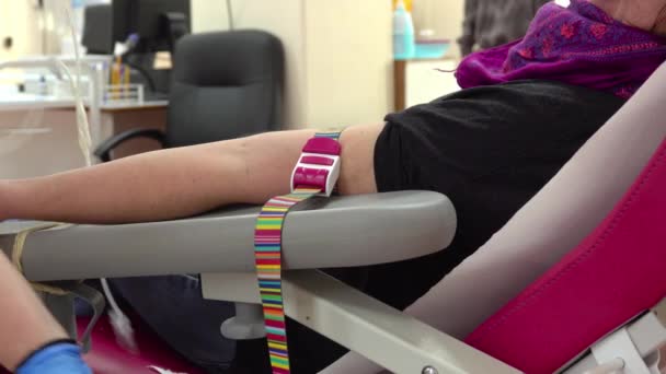 Жінка Дарує Кров Центрі Переливання Фокус Руці — стокове відео