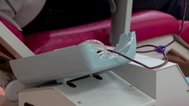 采血搅拌机移动盘中的血袋 — 图库视频影像