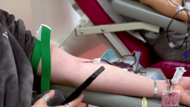 Homem Doando Sangue Centro Transfusão Foco Mão — Vídeo de Stock