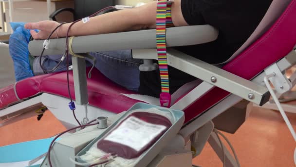 Mulher Doando Sangue Centro Transfusão Foco Mão — Vídeo de Stock