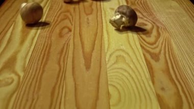 Tahta kesim tahtasında çiğ mantar, yakın plan. Yavaş çekim.