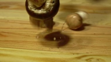 Tahta kesim tahtasında çiğ mantar, yakın plan. Yavaş çekim.