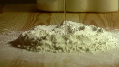 Una yumurta atmak, tahta doğrama tahtasına. Yavaş çekim, yakın çekim.