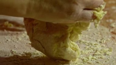 Ahşap kesim tahtasından kurabiye yapan kadın eller. Yavaş çekim, yakın çekim..