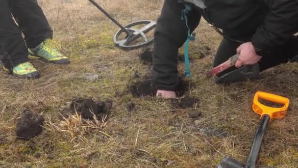 Couple Metal Detector Searching Treasure Ground Foggy Autumn Day — Stockvideo