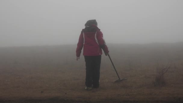 Couple Metal Detector Searching Treasure Ground Foggy Autumn Day — Video Stock
