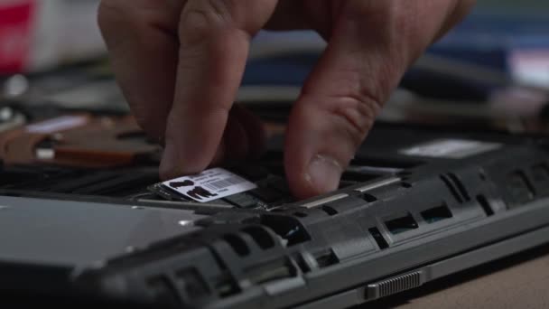 Man Aan Bureau Met Gereedschap Reparatie Laptop Computer — Stockvideo