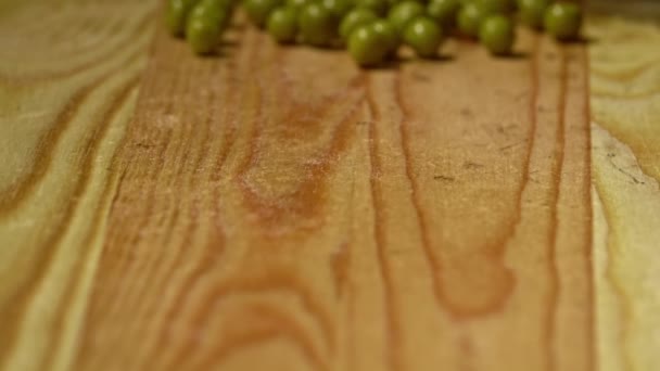 木製のまな板に緑のエンドウ豆 クローズアップ スローモーション — ストック動画