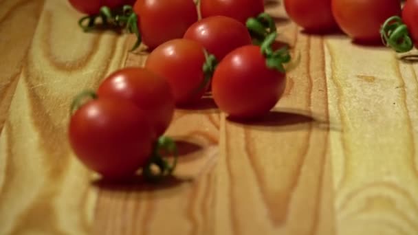 Tomates Cherry Tabla Cortar Madera Primer Plano Movimiento Lento — Vídeos de Stock