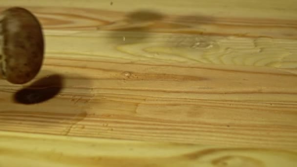 Surowe Grzyby Drewnianej Desce Krojenia Zbliżenie Zwolniony Ruch — Wideo stockowe