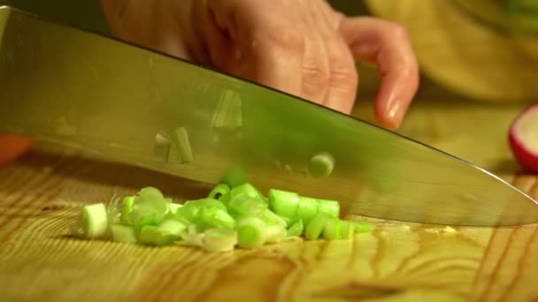 Samičí Ruce Krájí Zelenou Cibuli Kuchyni Dřevěné Desce Zavřít Zpomalený — Stock video
