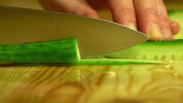 Sağlıklı Beslenme Diyet Konsepti Mutfakta Fabio Salatalıkları Kesen Kadın Ellerini — Stok video