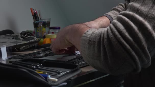 Man Desk Set Tools Repairing Laptop Computer — Vídeo de stock