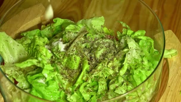 Yoghurt Vegetarische Salade Gooien Door Een Vrouw Keuken Sluit Maar — Stockvideo