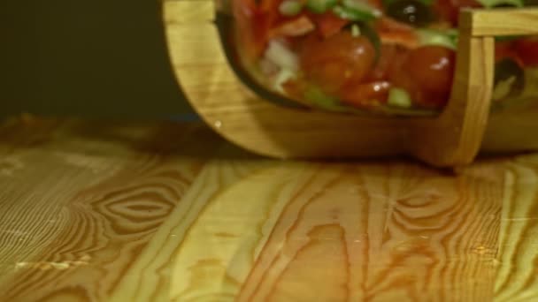 Salátát Szórok Vegetáriánus Salátára Női Kéz Konyhában Közelről Lassú Mozgás — Stock videók