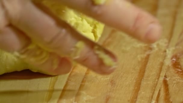 Kobiece Ręce Robiące Ciasto Ciastka Drewnianej Desce Krojenia Zwolnij Zbliżenie — Wideo stockowe