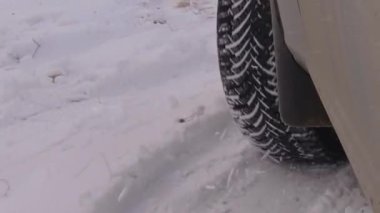 Araba kışın karla kaplı tepede gidiyor. Kışın kar pistinde 4x4 araba yarışıyor. Karlı bir yolda yarış arabası sürmek