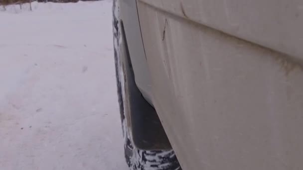 Araba Kışın Karla Kaplı Tepede Gidiyor Kışın Kar Pistinde 4X4 — Stok video
