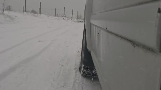 Araba Kışın Karla Kaplı Tepede Gidiyor Kışın Kar Pistinde 4X4 — Stok video