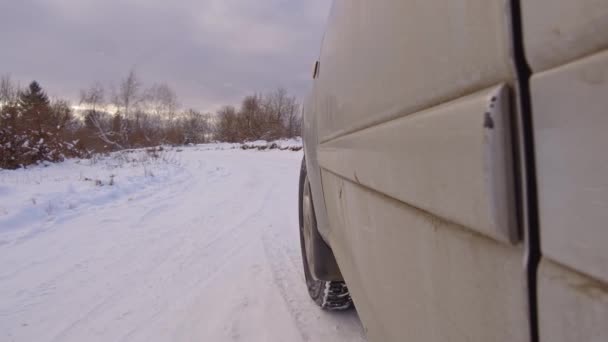 冬の雪に覆われた丘の上の車のドライブ 4冬の雪のレーストラック上の車のレース 雪道でレースカーを運転する — ストック動画
