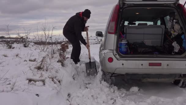 Транспорт Зима Люди Концепция Транспортного Средства Человек Копает Снег Лопатой — стоковое видео