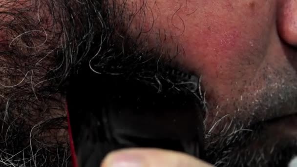Mężczyzna Średnim Wieku Kręcone Włosy Goły Tułów Naprawia Swoją Długą — Wideo stockowe