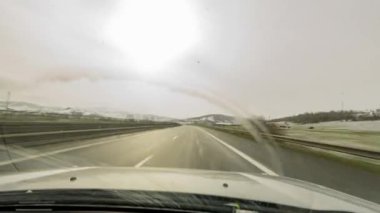 İlkbaharın başlarında yağmur bulutlarıyla otoyolda sür. Zaman Uygulaması