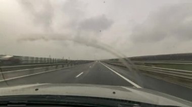 İlkbaharın başlarında yağmur bulutlarıyla otoyolda sür. Zaman Uygulaması